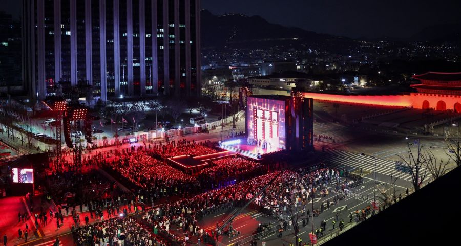 40 mil personas se reunieron para el concierto de regreso de BTS en la plaza Gwanghwamun de Seúl 