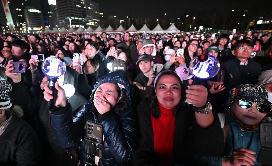 40 mil personas se reunieron para el concierto de regreso de BTS en la plaza Gwanghwamun de Seúl 