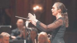 Zoe Zeniodi nació en Atenas en 1976. Dirige la Filarmónica de Buenos Aires y es directora artística del El Siste Grecia, tras una carrera que la llevó por Europa y Australia.