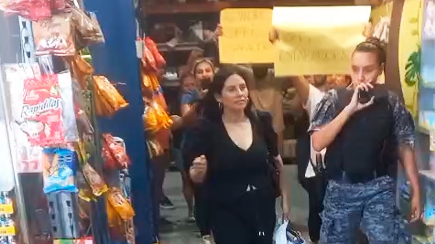 Alejandra Coffi siendo demorada