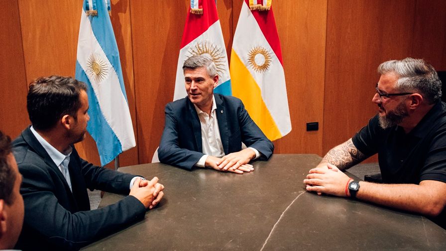 Daniel Passerini y Raúl La Cava reciben a Marcos Torres