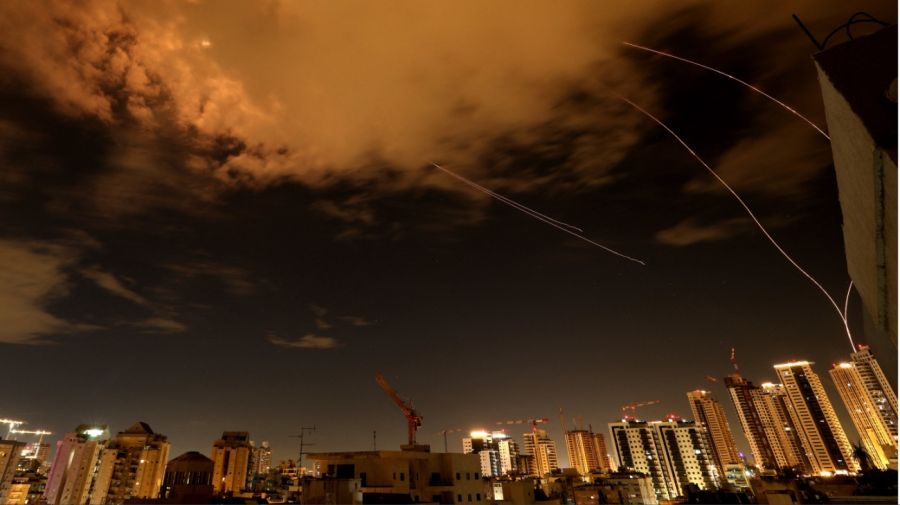 Estelas de cohetes iraníes en el cielo de Israel 20260325