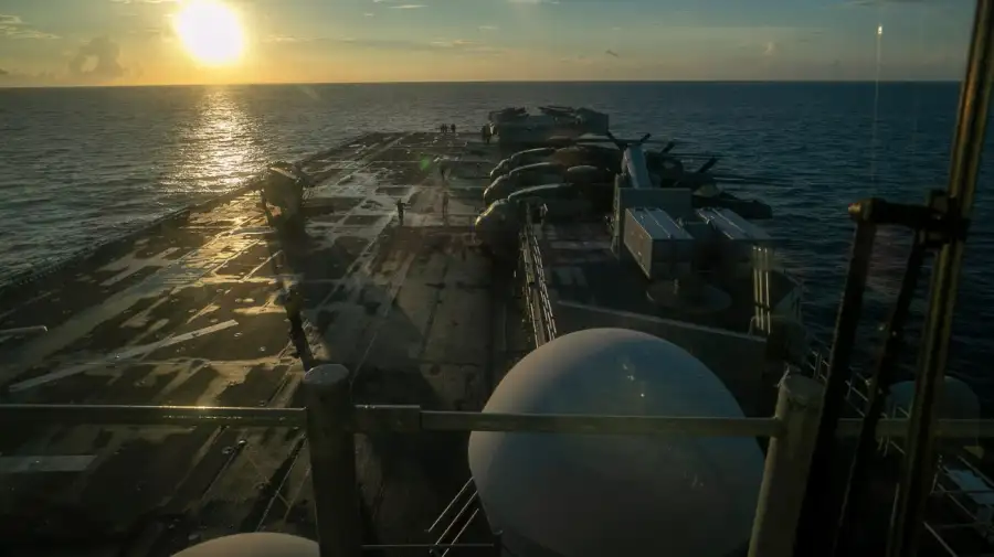 Buque anfibio llega a Medio Oriente