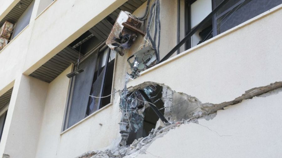 Edificio atacado por Israel en el suburbio sureño de Jnah, en Beirut, este sábado 28 de marzo