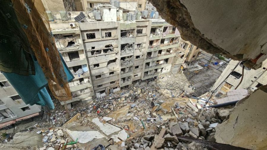 Edificios dañados tras los ataques aéreos israelíes en el barrio de Haret Hreik, en el sur de Beirut, este sábado 28 de marzo