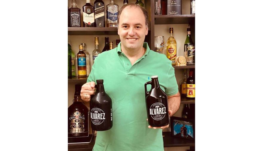 Las fotos de cuando Manuel Adorni era tan solo ‘Adorni’, un autoproclamado moralista.