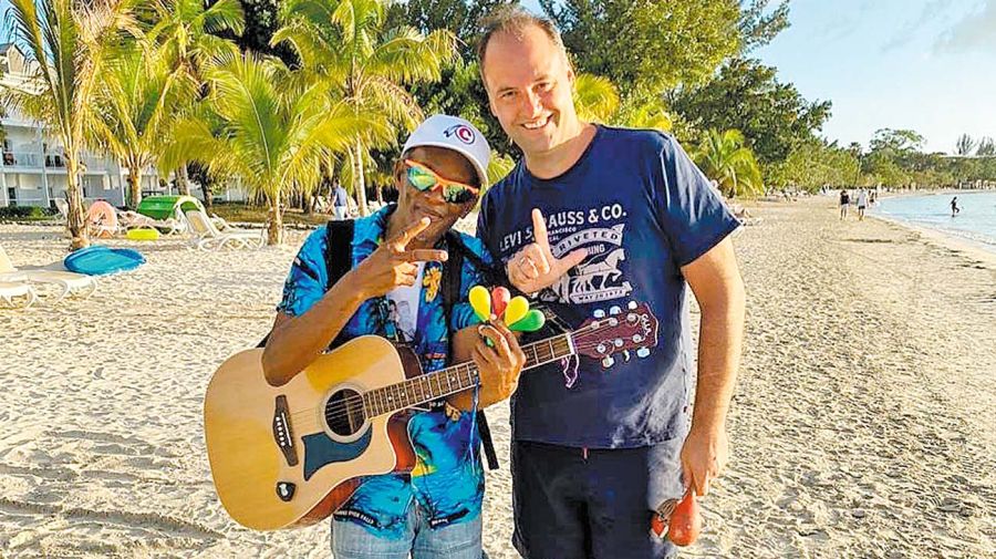 Las fotos de cuando Manuel Adorni era tan solo ‘Adorni’, un autoproclamado moralista.