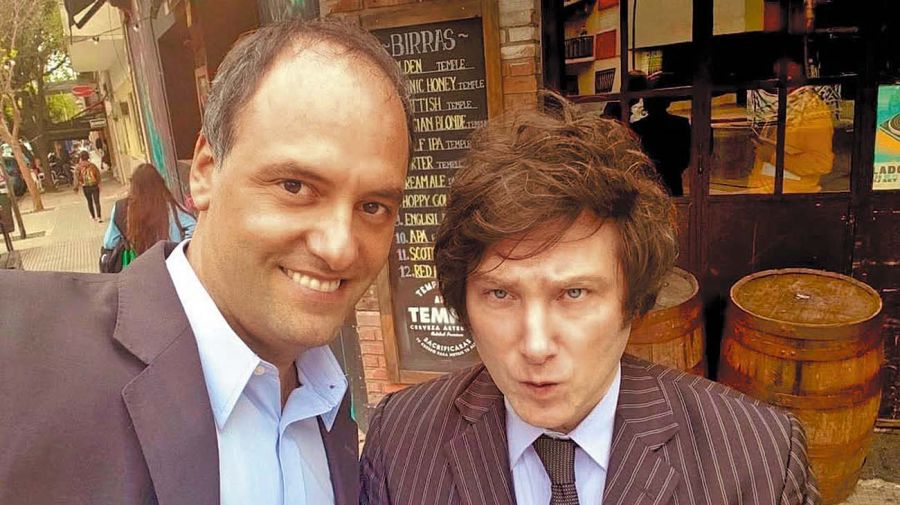 Las fotos de cuando Manuel Adorni era tan solo ‘Adorni’, un autoproclamado moralista.