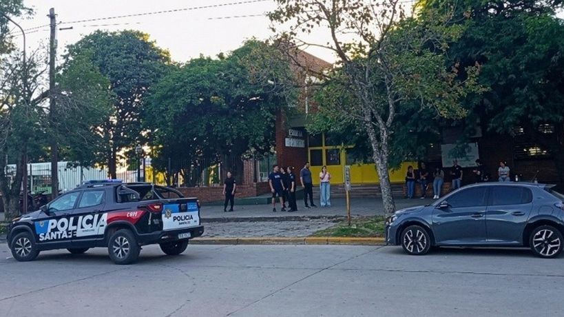 Policia frente a la escuela de San Cristóbal