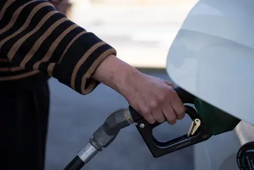 Recomiendan hacer teletrabajo ante el alza del petróleo.