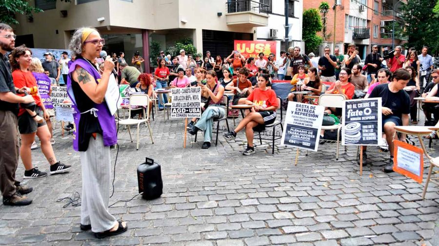Clases Públicas en la casa de Adorni 31032026
