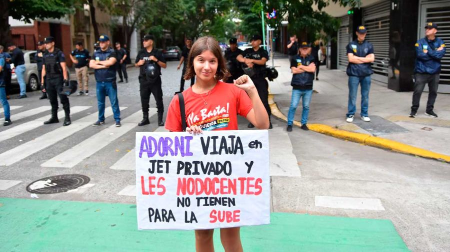 Clases Públicas en la casa de Adorni 31032026