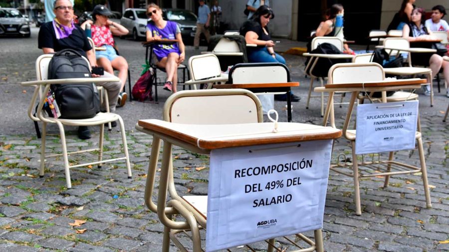 Clases Públicas en la casa de Adorni 31032026