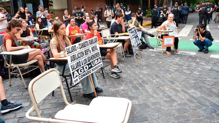 Clases Públicas en la casa de Adorni 31032026