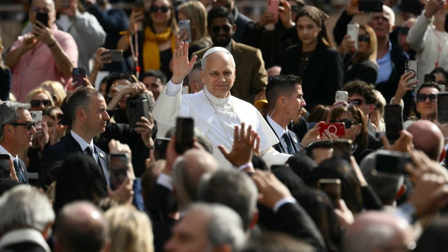 Fotogaleria El papa León XIV saluda a su llegada para oficiar una misa en el Estadio Luis II de Mónaco