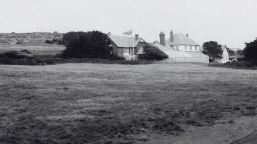 La Casa de Gobierno, ubicada en Ross Road, en el centro de Puerto Argentino (Stanley)