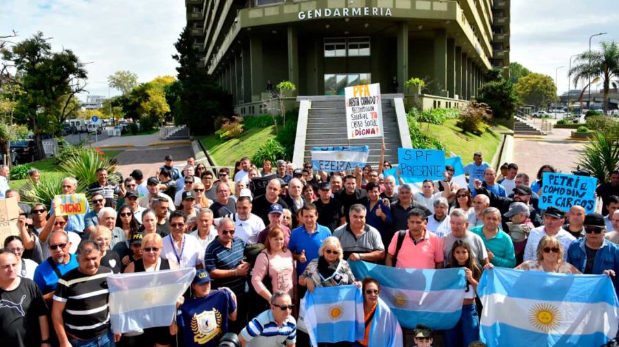 Abrazo de las fuerzas de seguridad al edificio Centinela