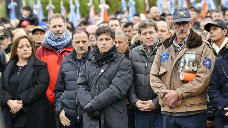 Axel Kicillof, gobernador de Buenos Aires, participó hoy en actos por el Día del Veterano y de los Caídos en Malvinas en Tierra del Fuego