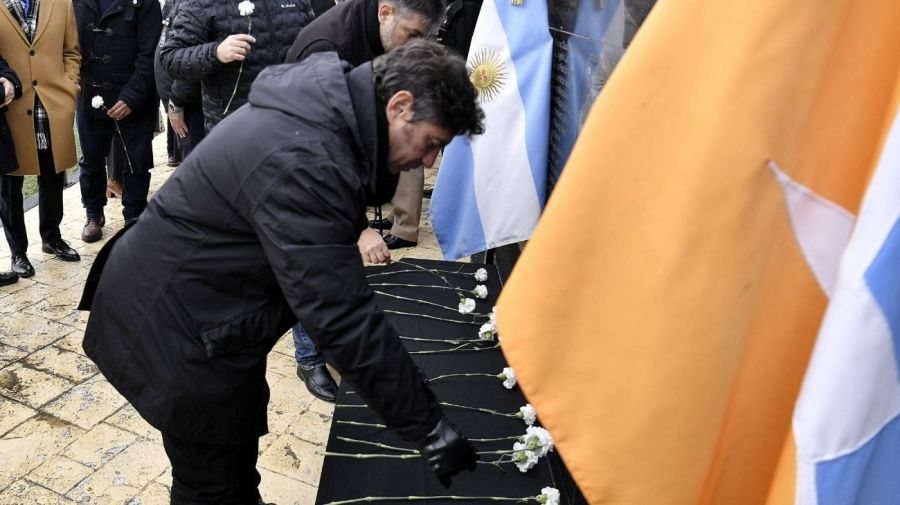 Axel Kicillof, gobernador de Buenos Aires, participó hoy en actos por el Día del Veterano y de los Caídos en Malvinas en Tierra del Fuego