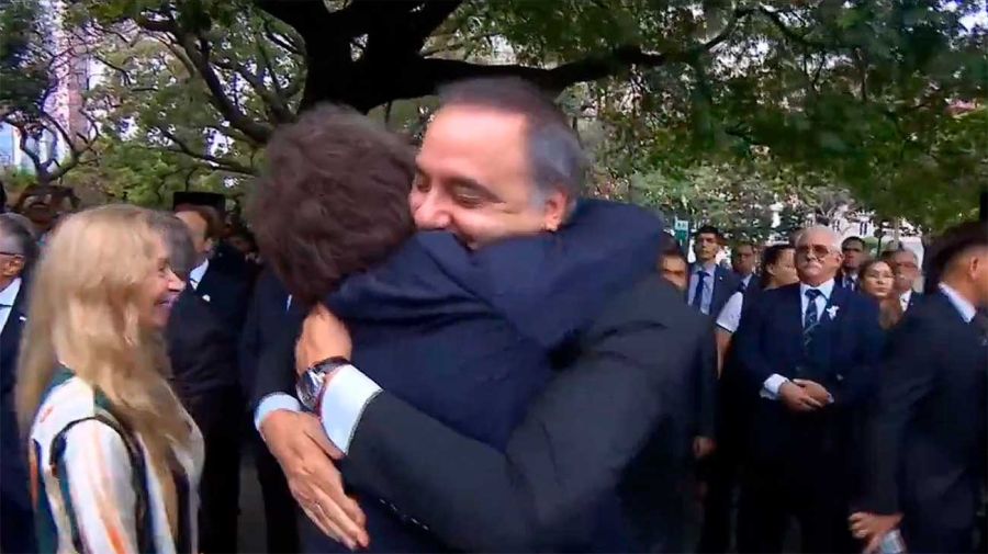 El abrazo entre Milei y Adorni en el acto por los Caídos en la Guerra de Malvinas.