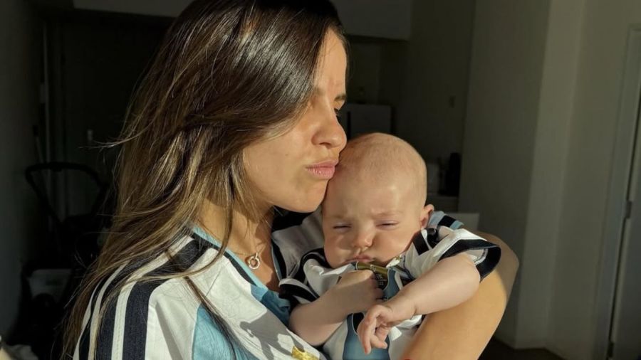 Emilia Ferrero y Julián Álvarez mostraron por primera vez la carita de su bebé 