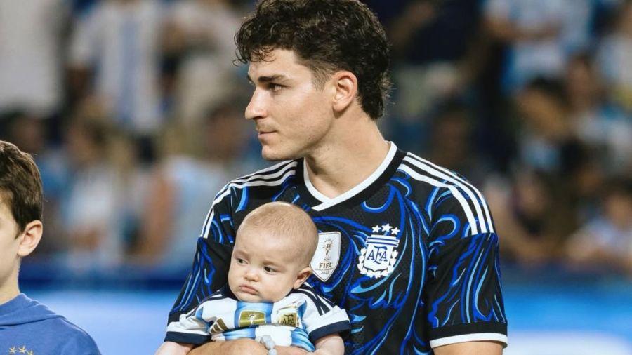 Emilia Ferrero y Julián Álvarez mostraron por primera vez la carita de su bebé 