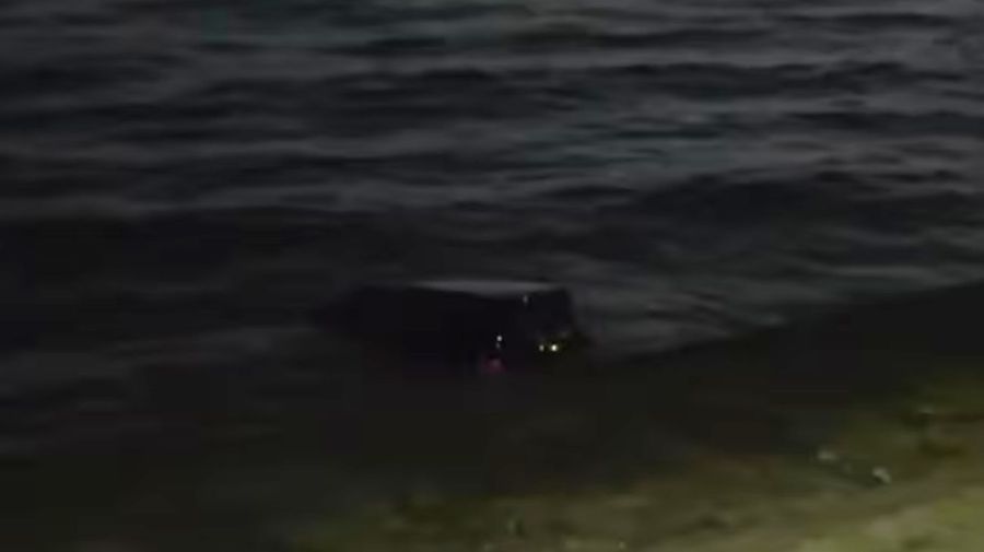 La camioneta que cayó al Río de la Plata este viernes a la madrugada