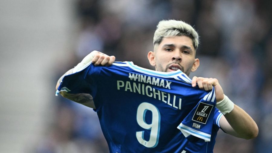 Julio Enciso y la camiseta de Joaquín Panichelli