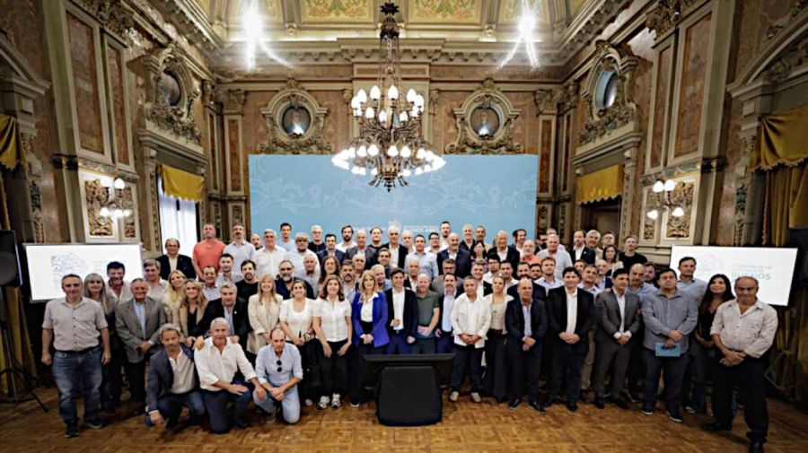 Axel Kicillof oficializó el fondo para intendentes y creó tres programas de inversión municipal 20260406