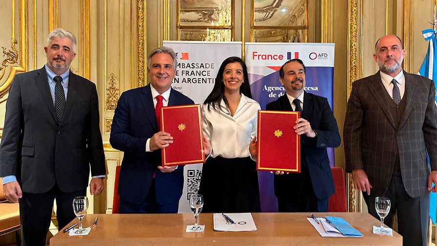 Acosta firma créditos para hospitales