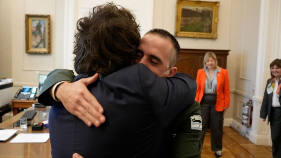 Abrazo Nahuel Gallo Milei