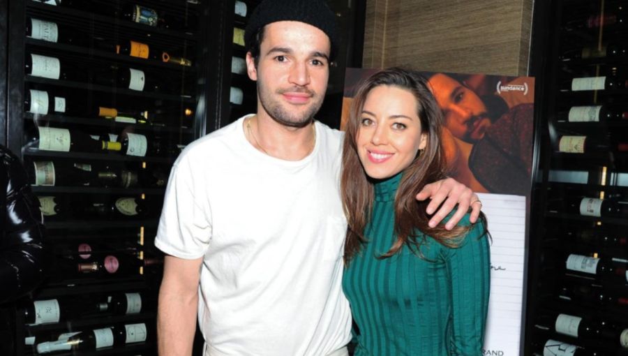 Aubrey Plaza y Chris Abbott 