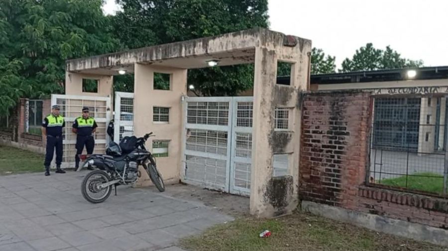 Frente de la escuela El Salvador