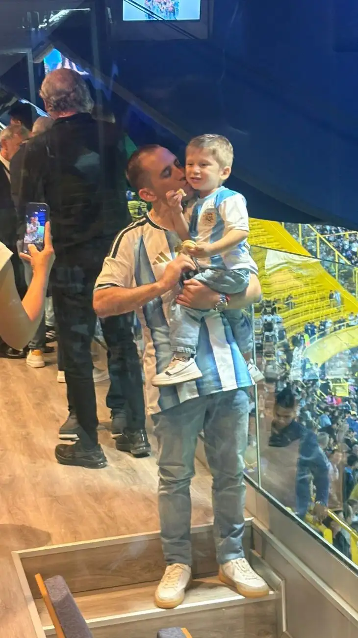 Nahuel Gallo en la cancha viendo a Argentina
