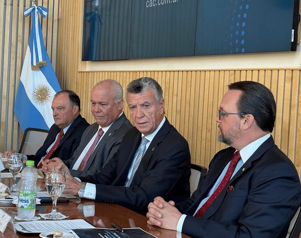 Ángel Machado (secretario CAC), Juan Luis Correa (embajador de Panamá),