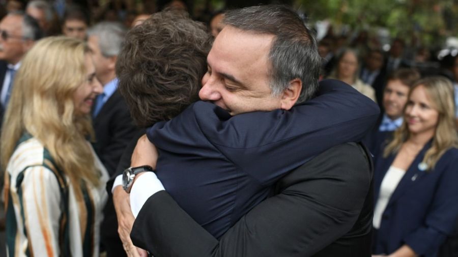 El efusivo abrazo entre Javier Milei y Manuel Adorni en el acto del 2 de abril por la Guerra de Malvinas