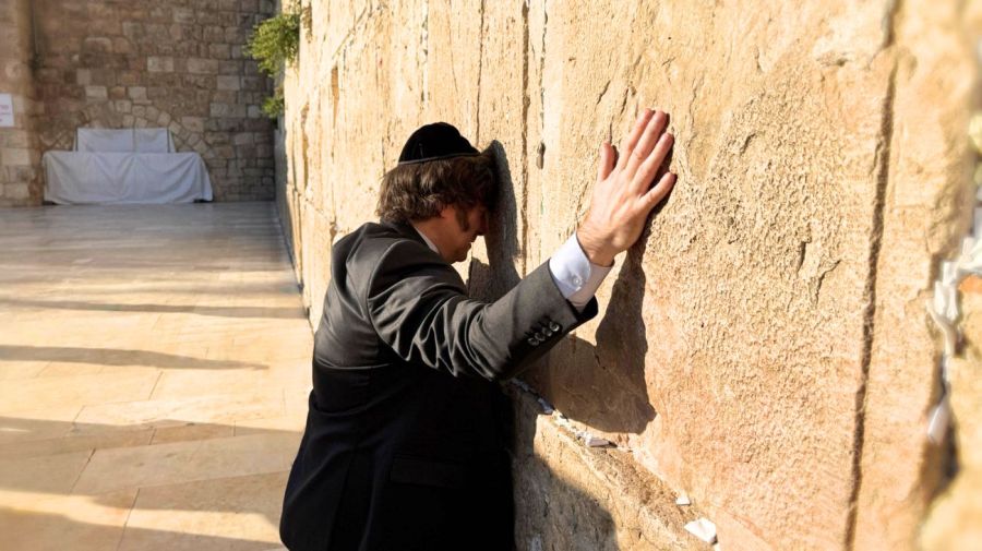 El presidente Javier Milei en el Muro de los Lamentos durante su visita a Israel en junio de 2025