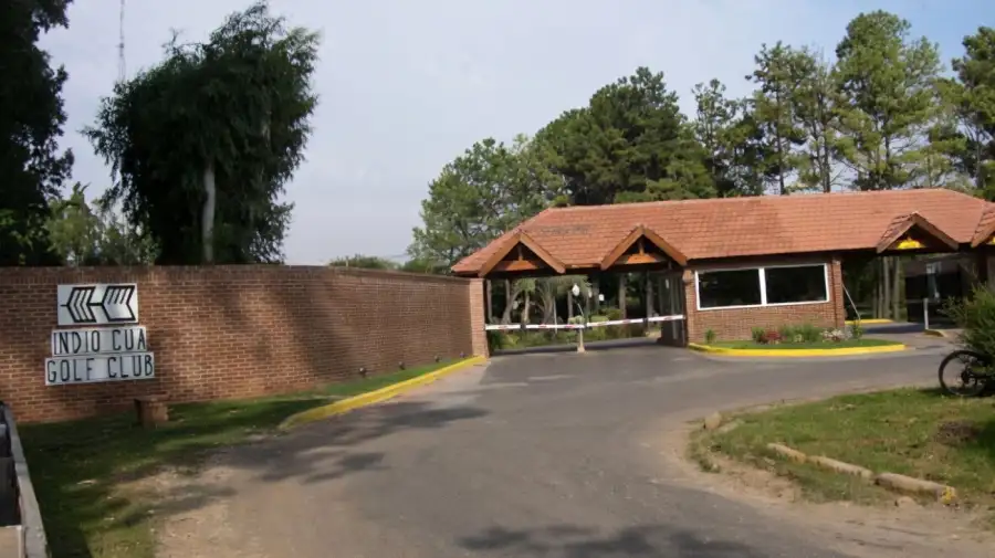 Acceso al country Indio Cuá Golf Club, en Exaltación de la Cruz