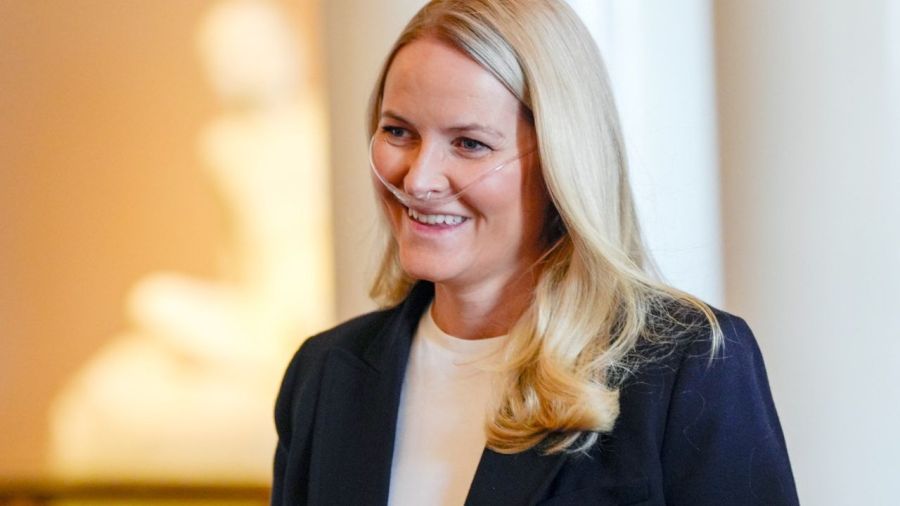 Reapareció Mette-Marit usando oxígeno y generó preocución por el deterioro de su salud