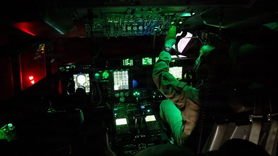 La tripulación de un C-130 de la Fuerza Aérea de EE. UU. se prepara para transportar carga