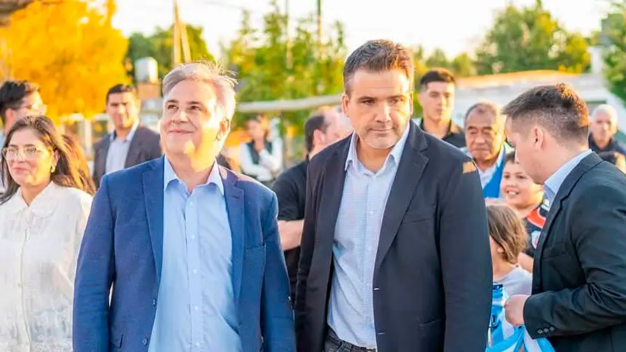 Torres junto a Llaryora