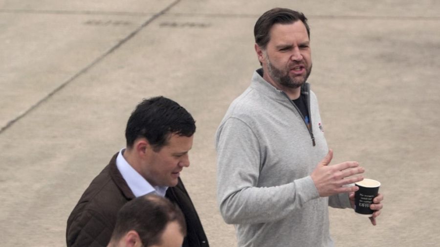 JD Vance este domingo en Alemania, escala de reabastecimiento del vuelo que lo lleva de regreso a Estados Unidos.