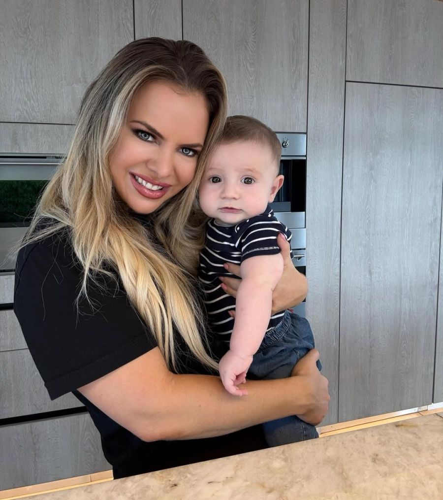 Alejandra Maglietti y su hijo Manuel