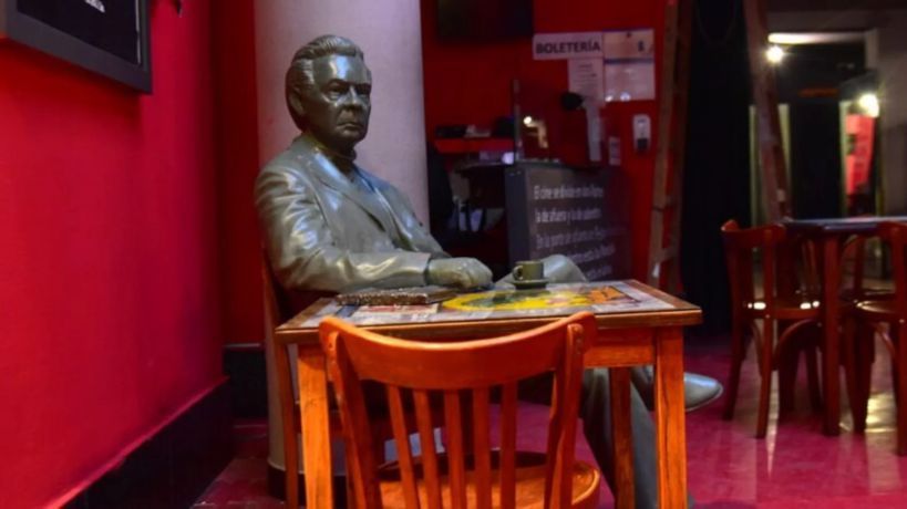 Cineclub: reinstalan la escultura de Daniel Salzano 