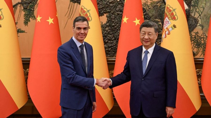 El presidente español, Pedro Sánchez, junto al mandatario chino, Xi Jinping, este martes en Beijing