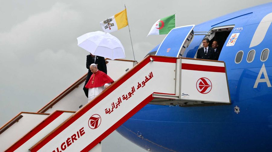 Fotogaleria El papa León XIV desembarca del avión tras aterrizar en el Aeropuerto Internacional Houari Boumediene