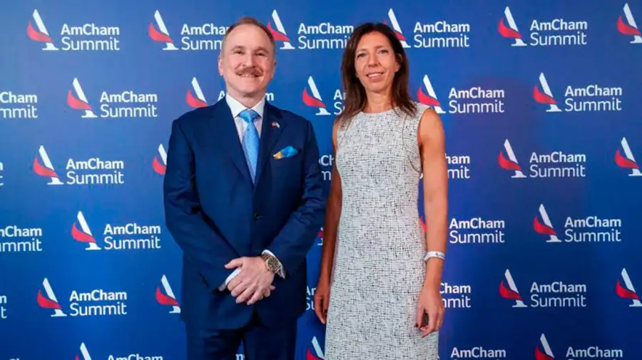 Mariana Schoua, de Amcham, con el embajador de EEUU, Peter Lamelas