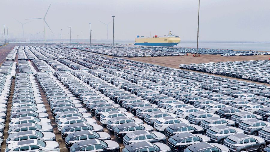Fotogaleria Vista aérea tomada con un dron de vehículos para ser exportados en un muelle ro-ro del puerto de Tianjin, China