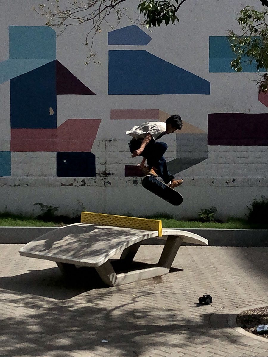 Vuela el japonés Shintaro Hongo en unos de los días de producción en calle