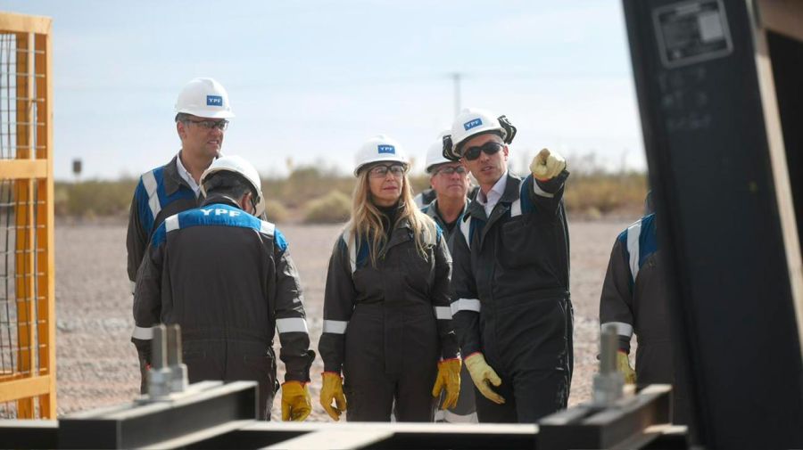 Karina Milei y Manuel Adorni visitan el Yacimiento YPF en Vaca Muerta 16042026